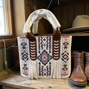 NWT White Aztec Pattern Tote and Pouch Set